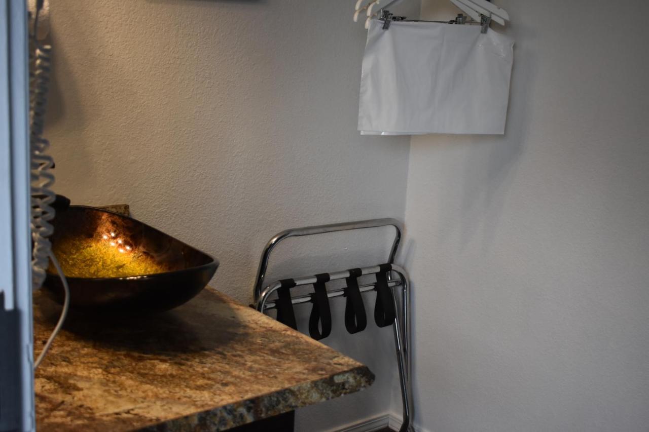 Lighthouse Cove Inn Бандън Екстериор снимка A tea bag warmer