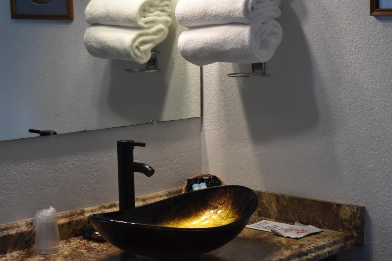 Lighthouse Cove Inn Бандън Екстериор снимка A vessel sink