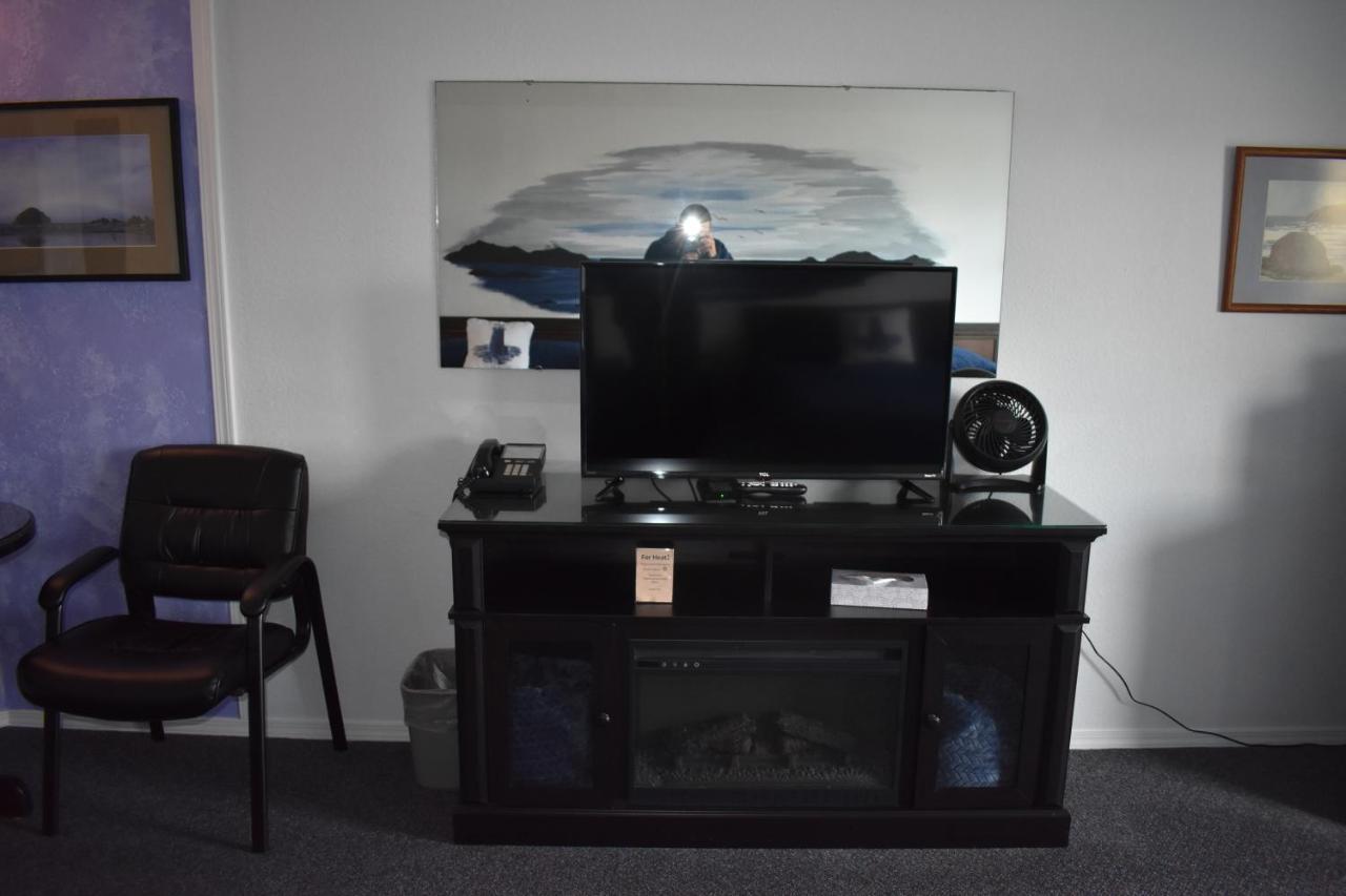 Lighthouse Cove Inn Бандън Екстериор снимка A typical setup for a console gamer