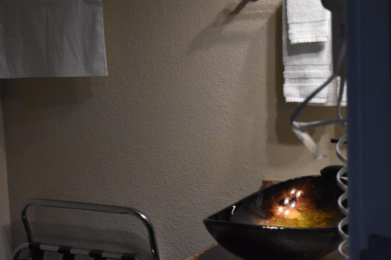 Lighthouse Cove Inn Бандън Екстериор снимка A pot of boiling oil