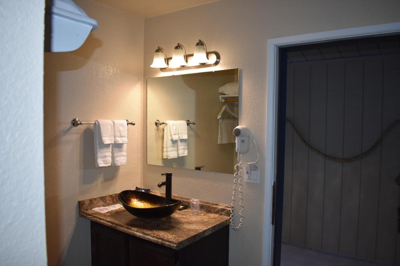 Lighthouse Cove Inn Бандън Екстериор снимка A bathroom vanity