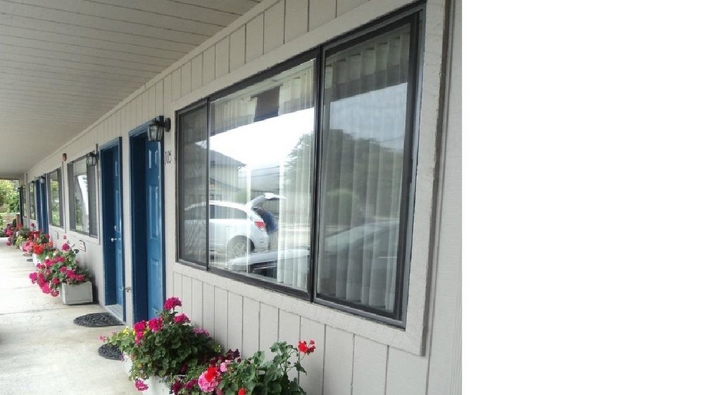 Lighthouse Cove Inn Бандън Екстериор снимка A set of three sliding windows